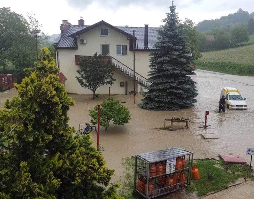 VELIKO NEVRIJEME ZAHVATILO BIH: BUJIČNE POPLAVE POPLAVILE NEKOLIKO KUĆA U SEMBERIJI