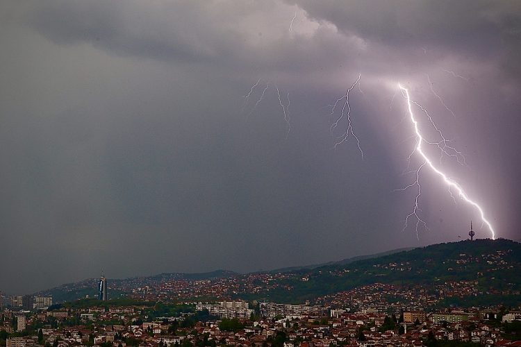 KIŠA BI MOGLA VEČERAS OPASNO PADATI U OVOM DIJELU BIH: A ZA VIKEND 29 STEPENI!